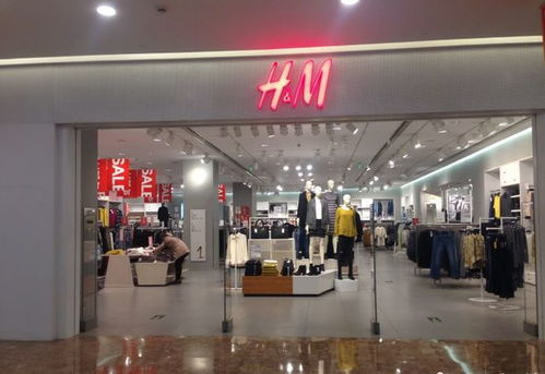 記者探訪H&M店，店門(mén)口三個(gè)女孩對(duì)“中國(guó)風(fēng)”服裝反應(yīng)各異